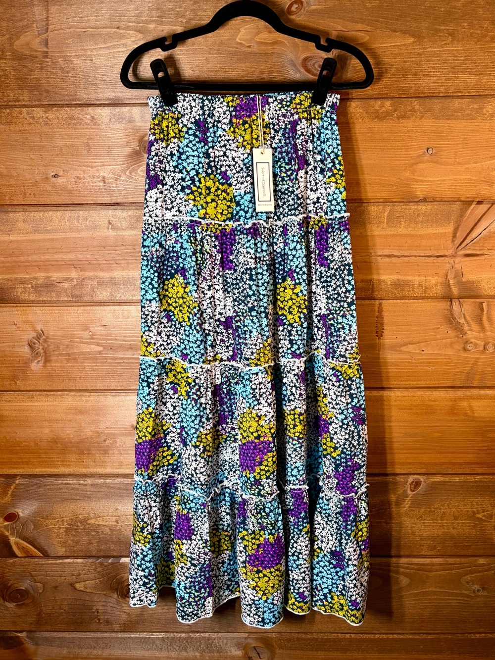 Shop Neighbor Tiered Floral Maxi Skirt Size Small 💕💜🌴